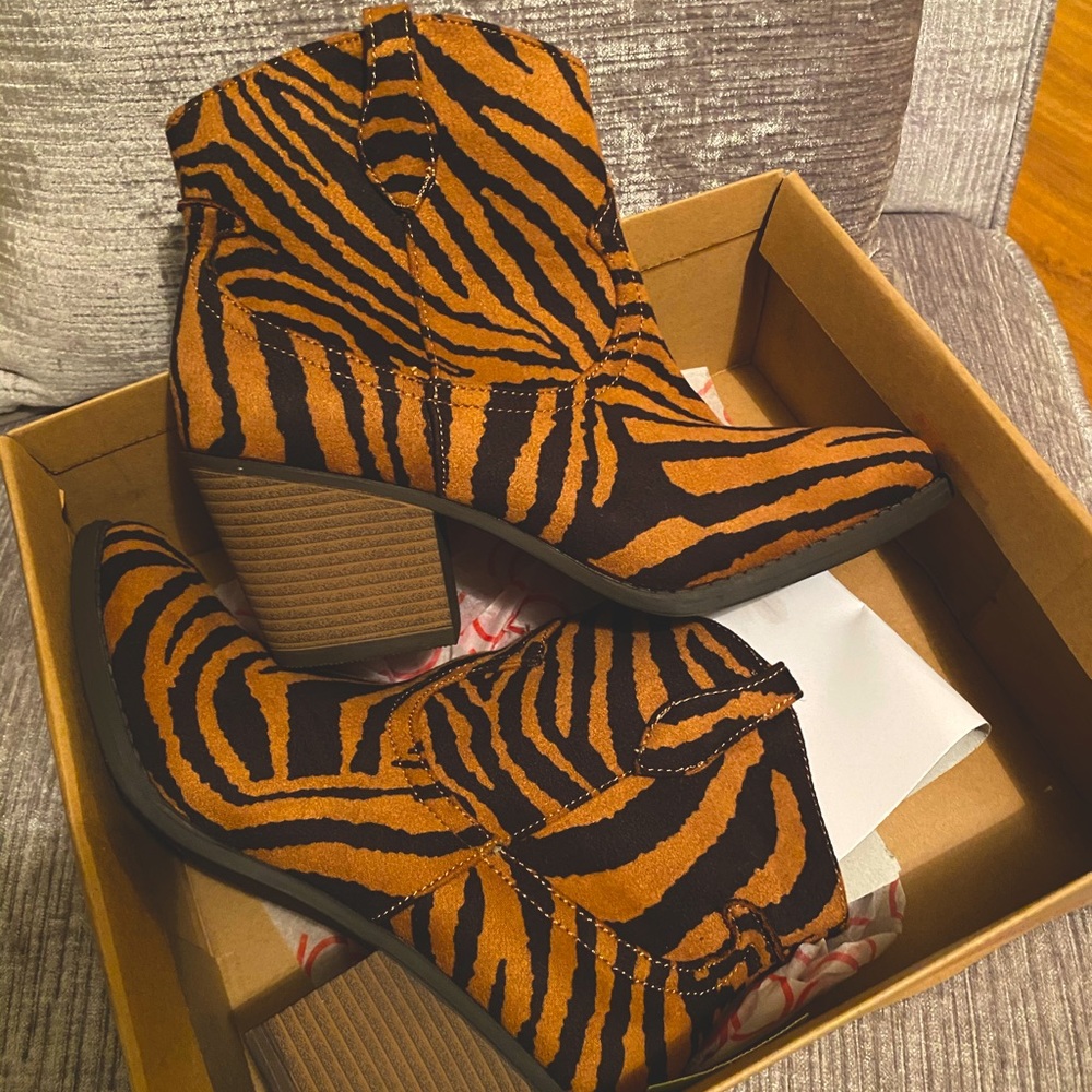 Leopard print booties size 9 (true to size) worn once.